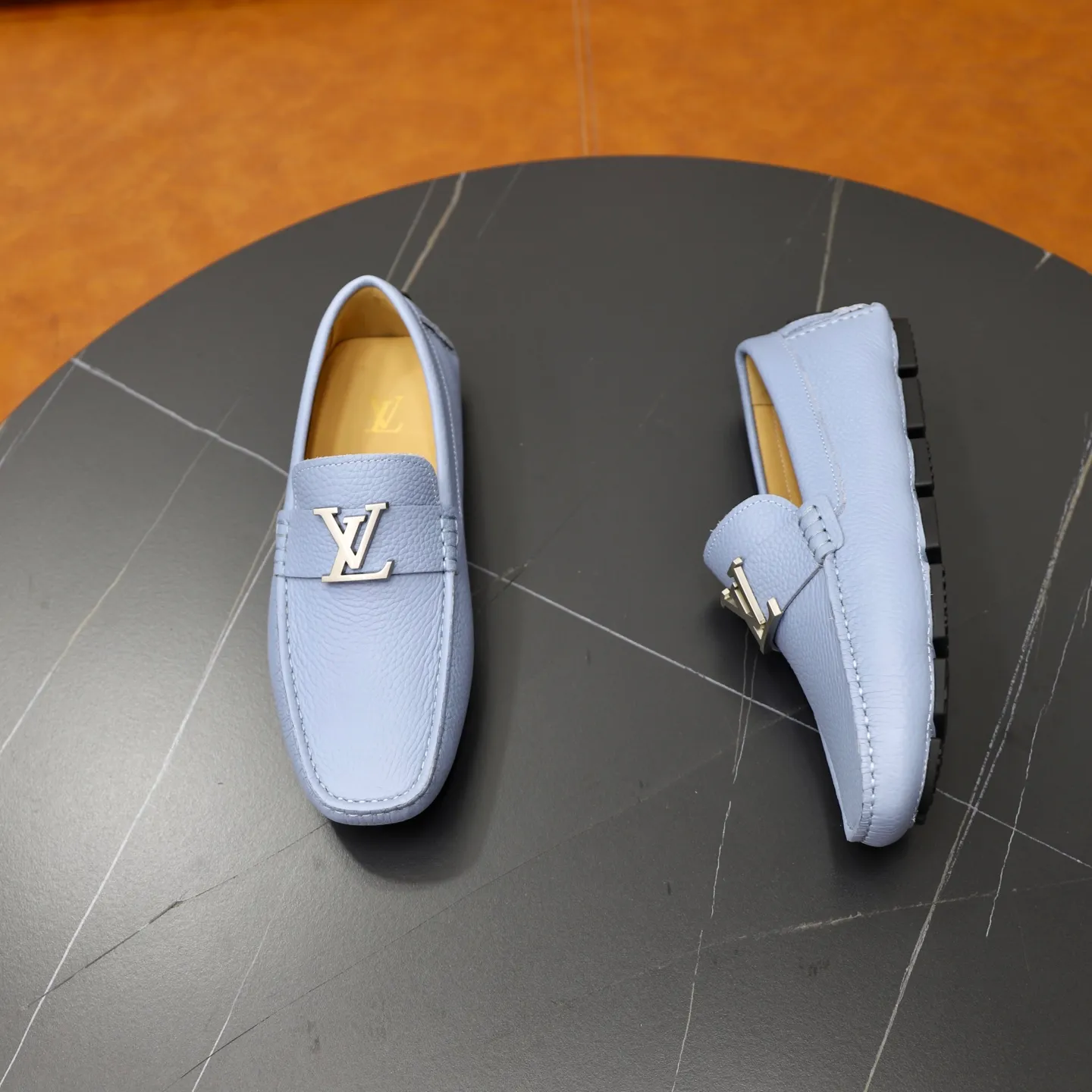 Ex-factory price: 480💰【LV】Louis Vuitton ⚠️High-end men’s driving and pedal series ⚠️38-44 (customized for 45) ⚠️All original cowhide leather! Thick and soft! Made entirely of calfskin lining! Rubber sheet anti-slip beanie sole! Three-dimensional package technology! Fashionable and classic! Handicrafts! Original high quality! Feel free to compare!
